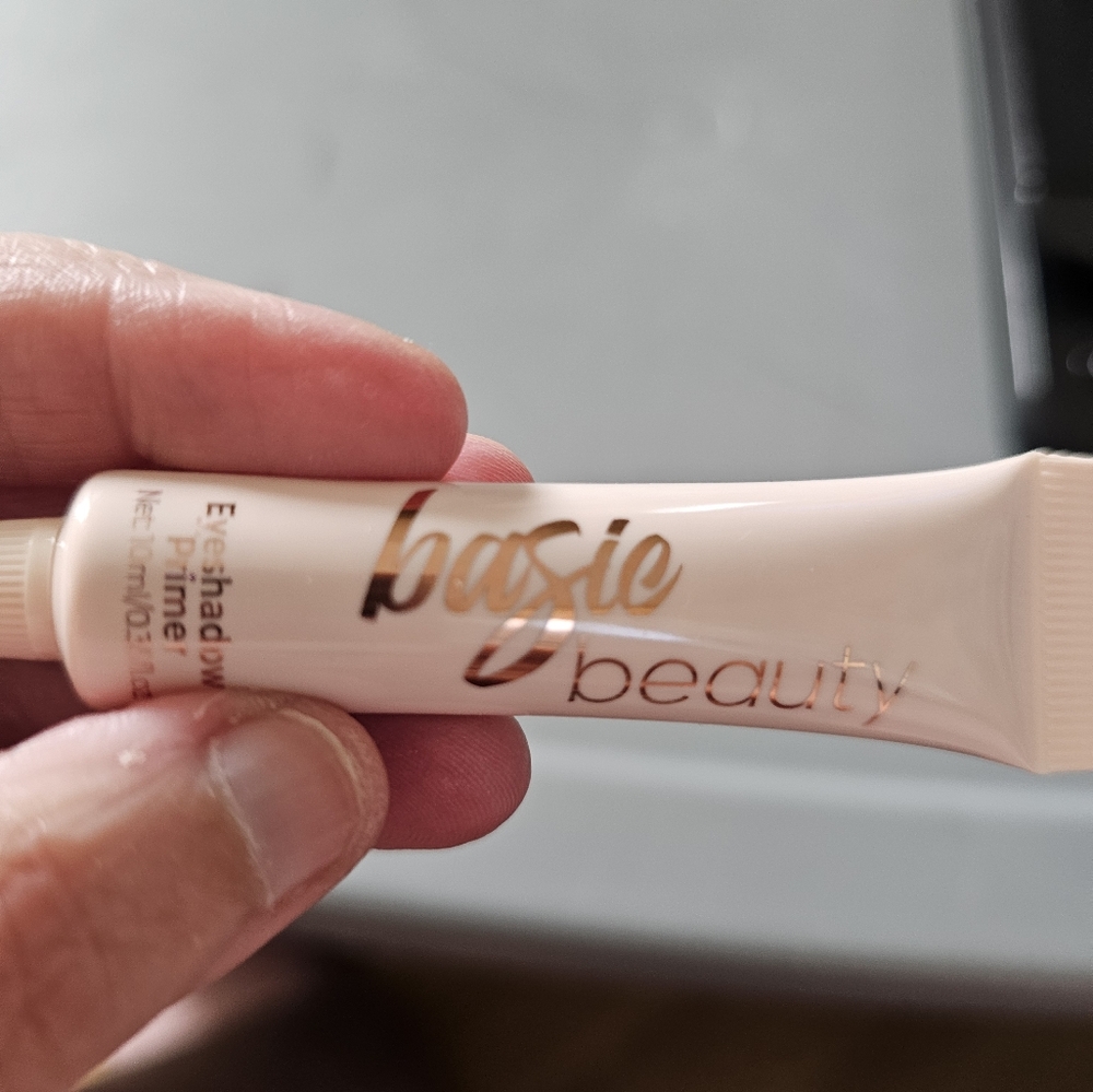NEW EYESHADOW PRIMER